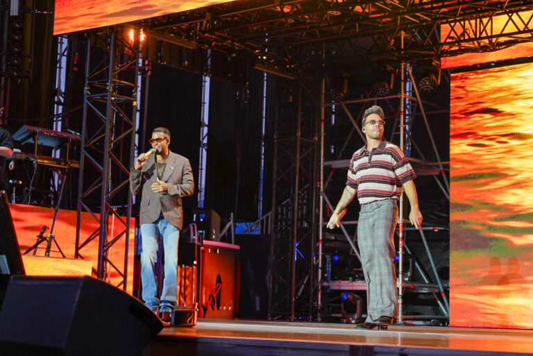 Romeo Santos y Prince Royce actuando por primera vez en el Ibercaja Estadio de Zaragoza - Fuente: TrackTreze ( Carolina Martínez )
