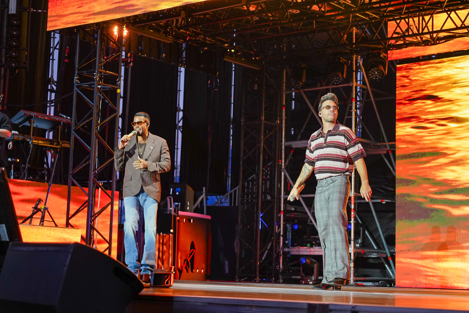 Romeo Santos y Prince Royce actuando por primera vez en el Ibercaja Estadio de Zaragoza - Fuente: TrackTreze ( Carolina Martínez )